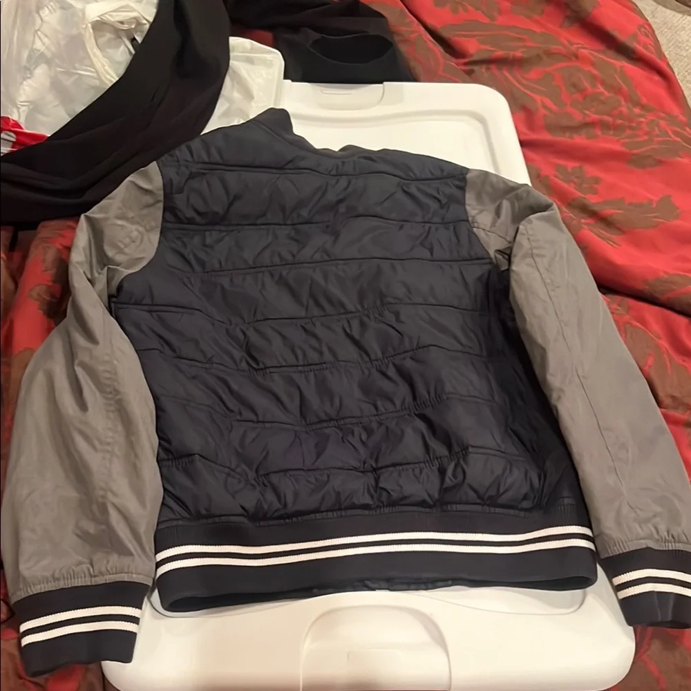 Navy and Gray Puffer Jacket Abercrombie and Fitch boys size 13/14 NWOT
